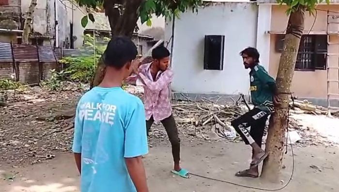 রাজশাহীতে যুবককে গাছে বেঁধে লাঠিপেটা, তোলপাড় সামাজিক মাধ্যমে